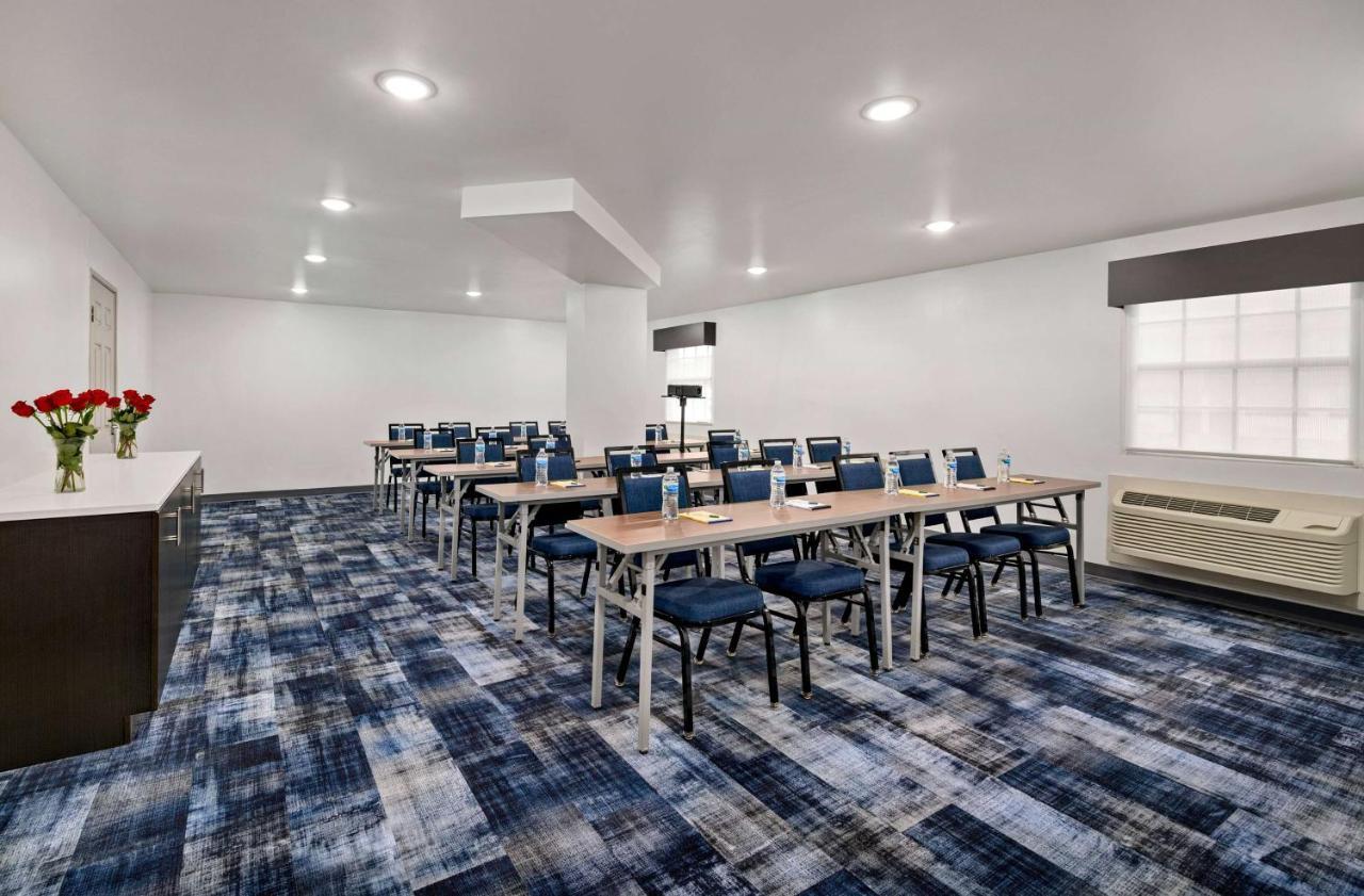 La Quinta Inn By Wyndham Columbus Airport Area Exterior photo