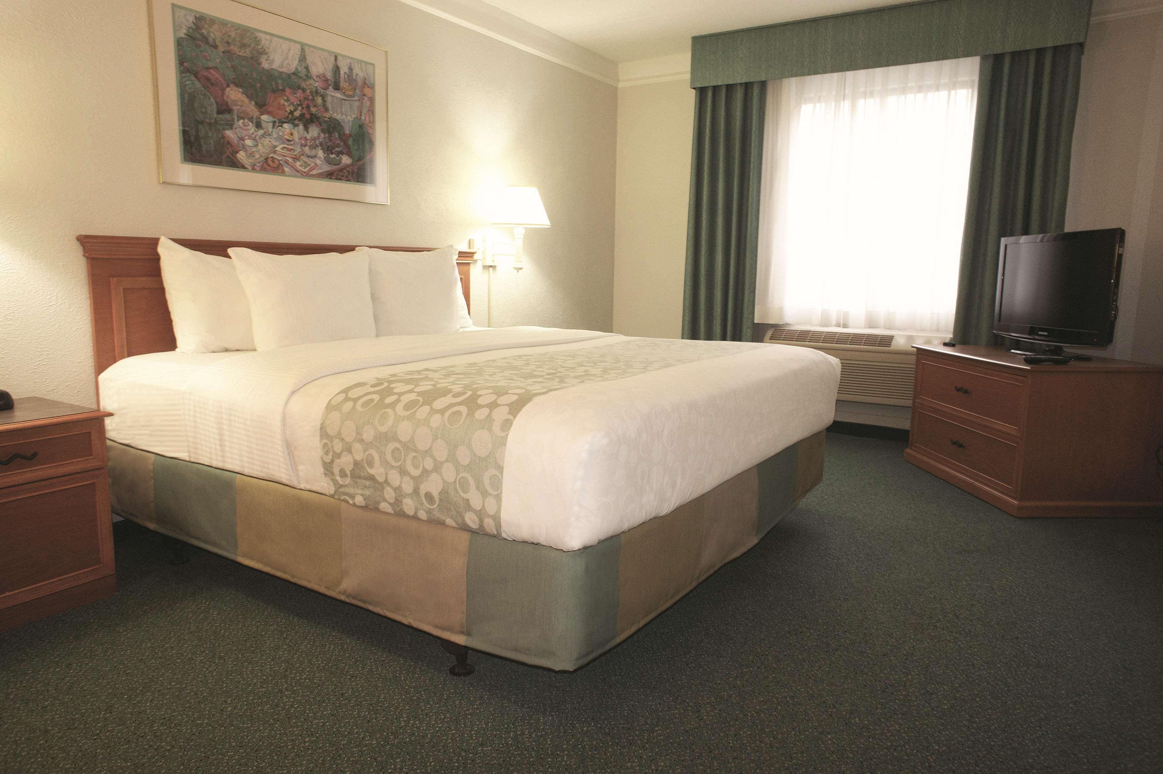 La Quinta Inn By Wyndham Columbus Airport Area Exterior photo