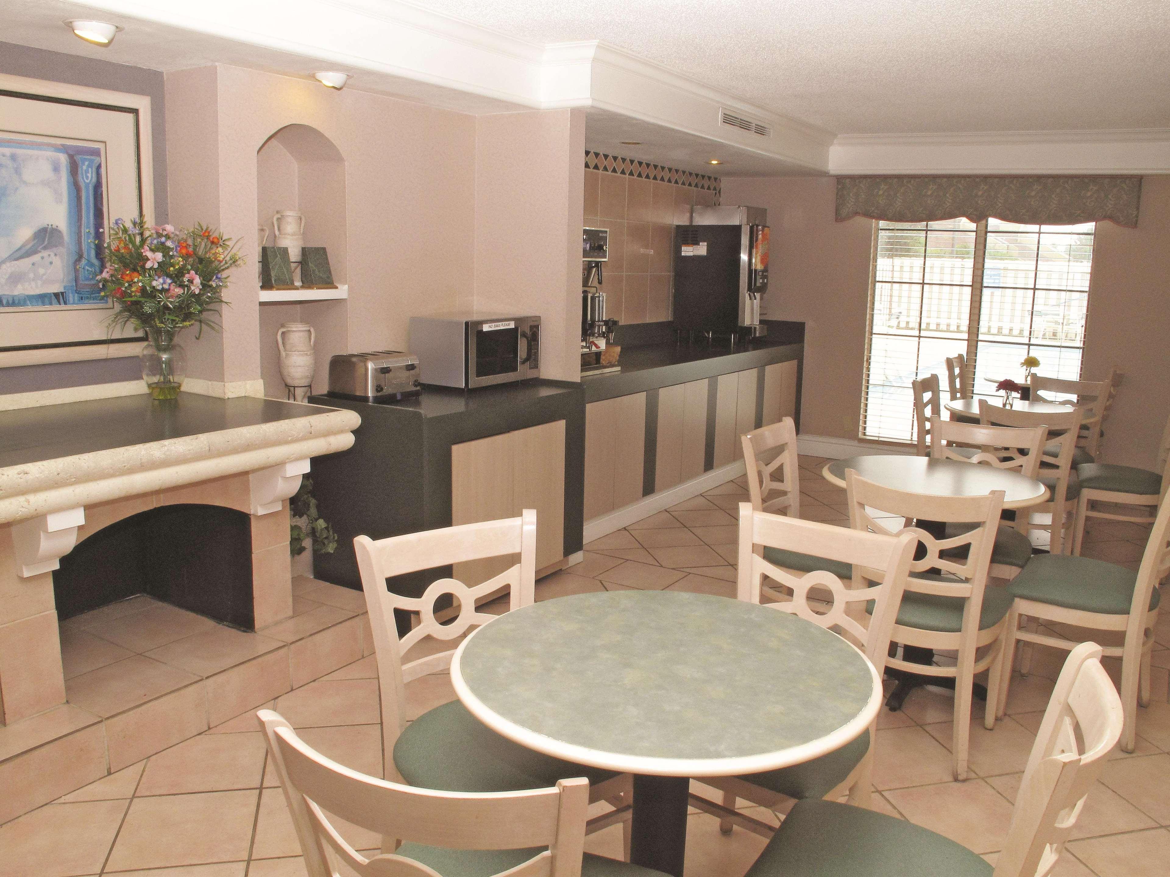La Quinta Inn By Wyndham Columbus Airport Area Exterior photo