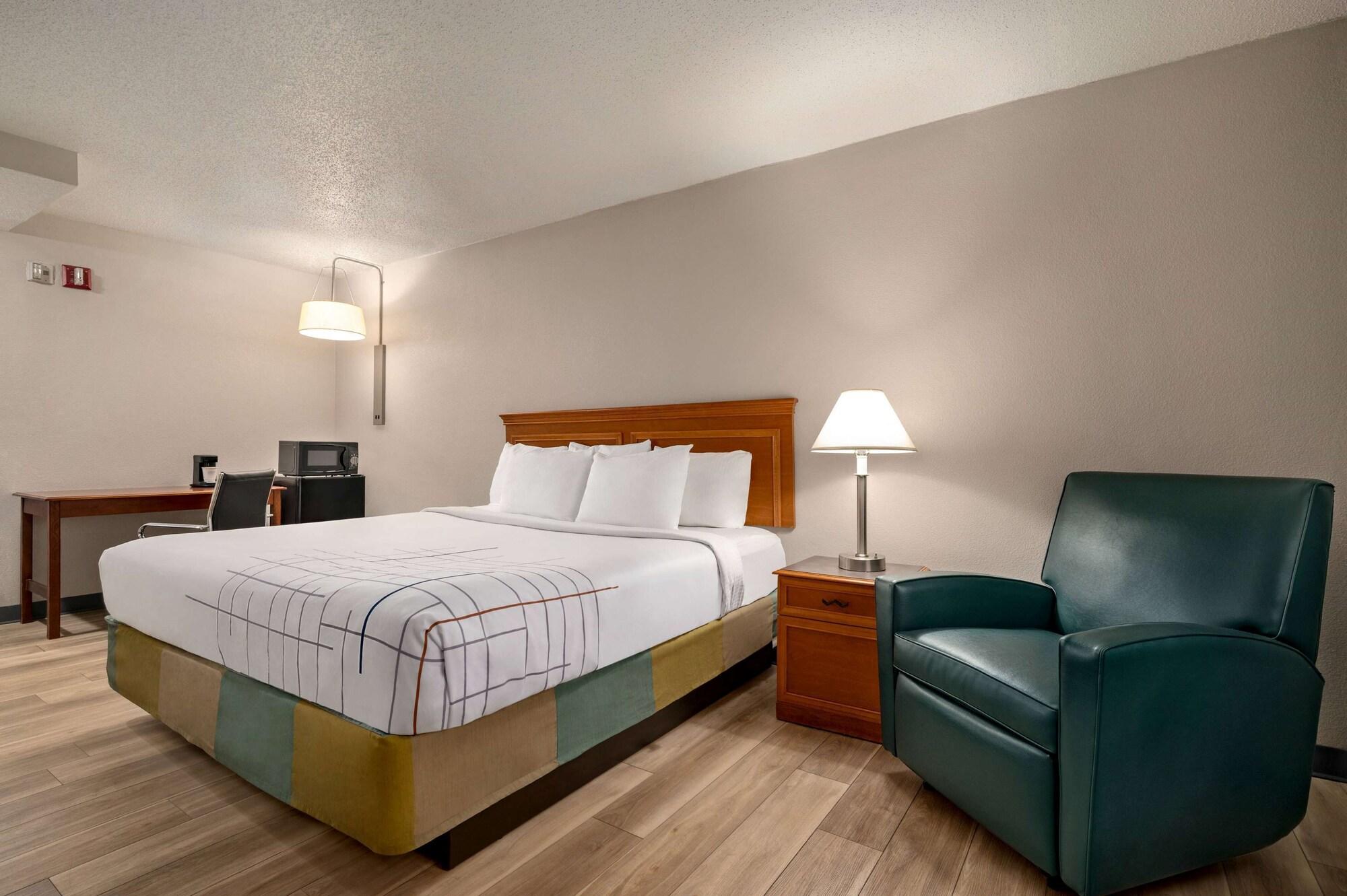 La Quinta Inn By Wyndham Columbus Airport Area Exterior photo