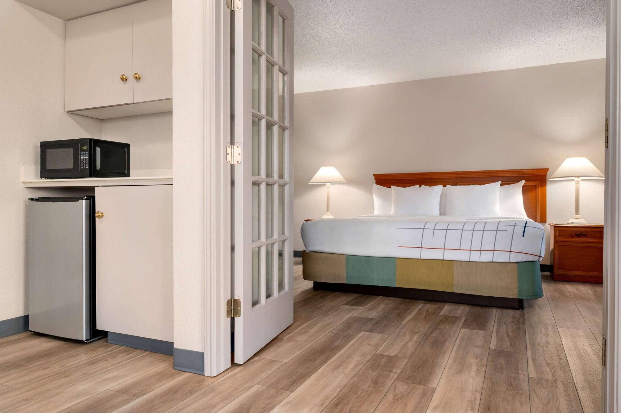 La Quinta Inn By Wyndham Columbus Airport Area Exterior photo