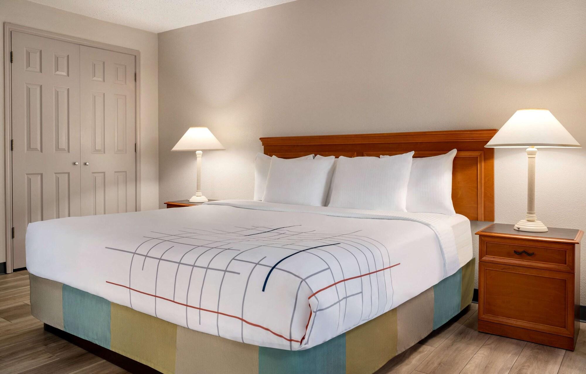 La Quinta Inn By Wyndham Columbus Airport Area Exterior photo